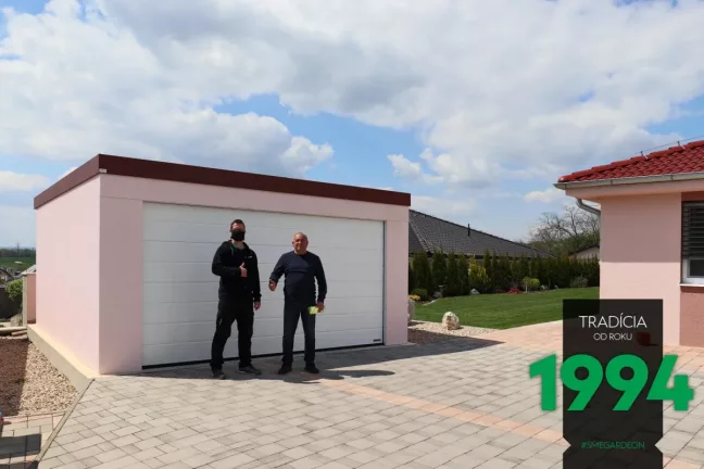 Spokojený zákazník s montážníkem před dvojgaráží