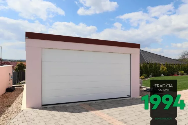 Dvojgaráž v růžové omítce s bílou garážovými vraty