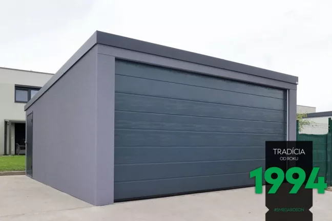 Garáž pro dvě auta s tmavou garážovými vraty