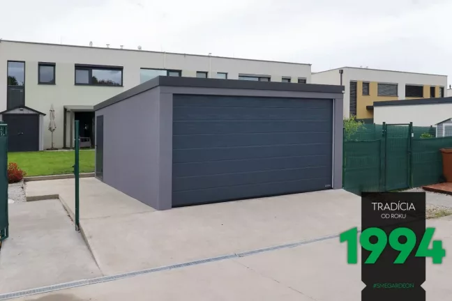 Garáž pro dvě auta s neizolovanými dveřmi
