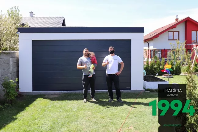 Spokojený zákazník s montážníkem před dvojgaráží