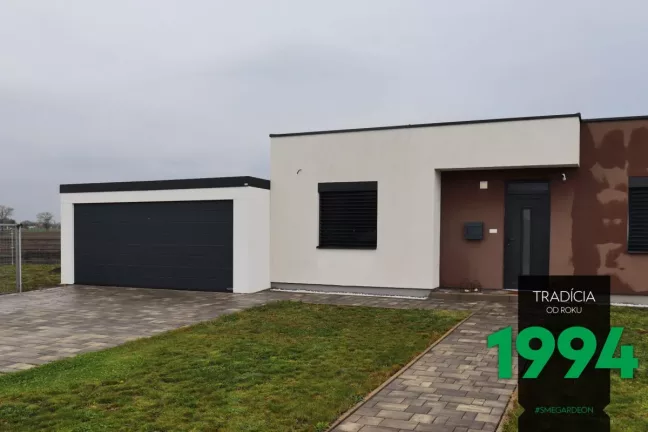 Dvojgaráž v bílé omítce s tmavou garážovými vraty