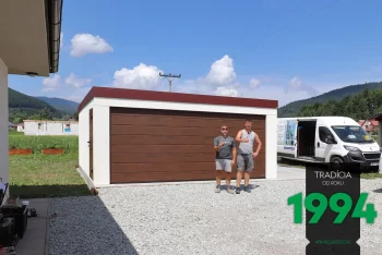 Montážník se spokojeným zákazníkem při garáži pro dvě auta