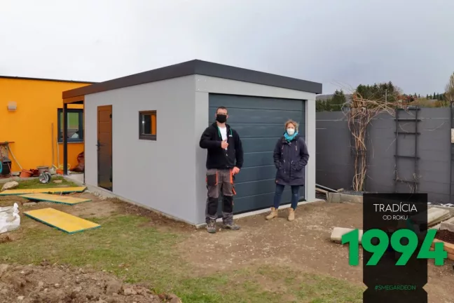 Garáž pro dvě auta s tmavou garážovými vraty