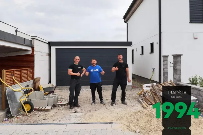 Garáž pro dvě auta s neizolovanými dveřmi