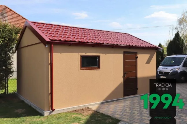 Garáž pro jedno auto se sedlovou střechou a izolovanými dveřmi