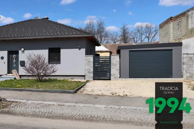 Garáž pro jedno auto s pultovou střechou u domu