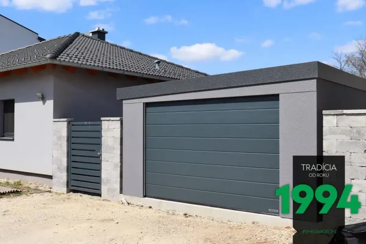 Garáž pro jedno auto s tmavou atikou