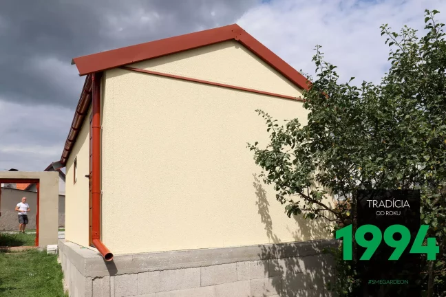 Garáž pro jedno auto se špičatou střechou s okapem na zadní straně