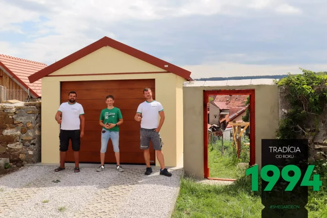 Montážníci se zákazníkem před garáží se špičatou střechou