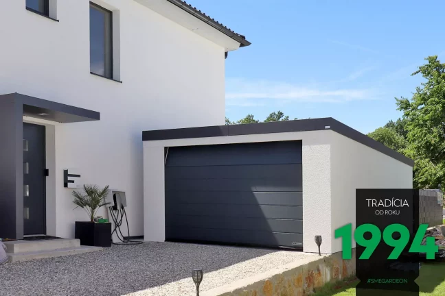 Garáž pro jedno auto v bílé omítce u domu