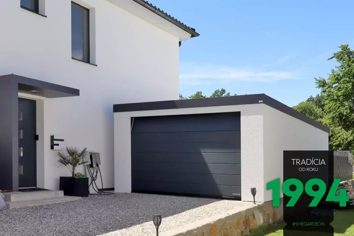 Garáž pro jedno auto v bílé omítce u domu