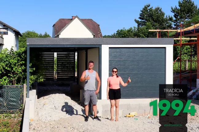 Spokojená zákaznice s montážníkem před garáží s přístřeškem
