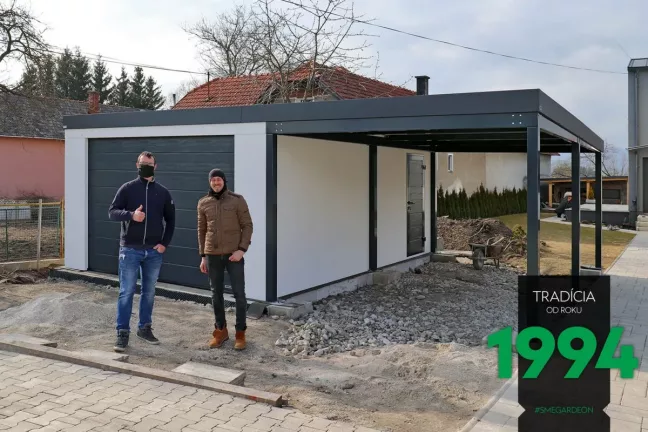 Spokojený zákazník s montážníkem před garáží pro jedno auto s přístřeškem