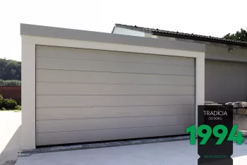 Garáž pro dvě auta v bíle omítce