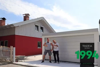 Montážník se zákazníkem při garáži pro dvě auta