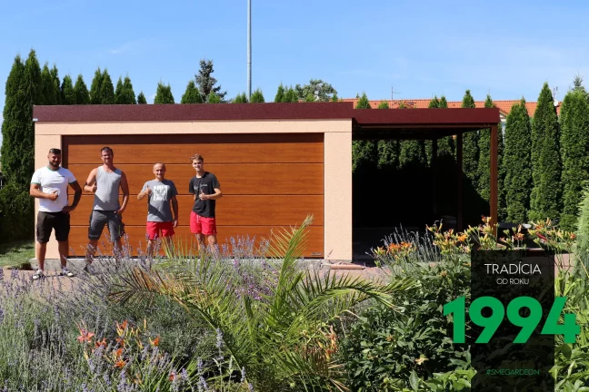 Montážníci se zákazníkem před garáží s přístřeškem