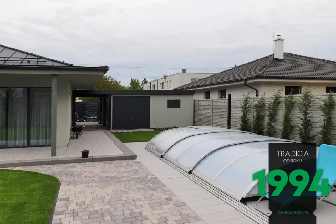 Dvojgaráž s přístřeškem a garážovými vraty na zadní straně.