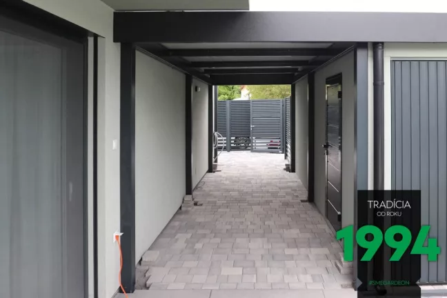 Přechod pod přístřeškem dvojgaráže zezadu