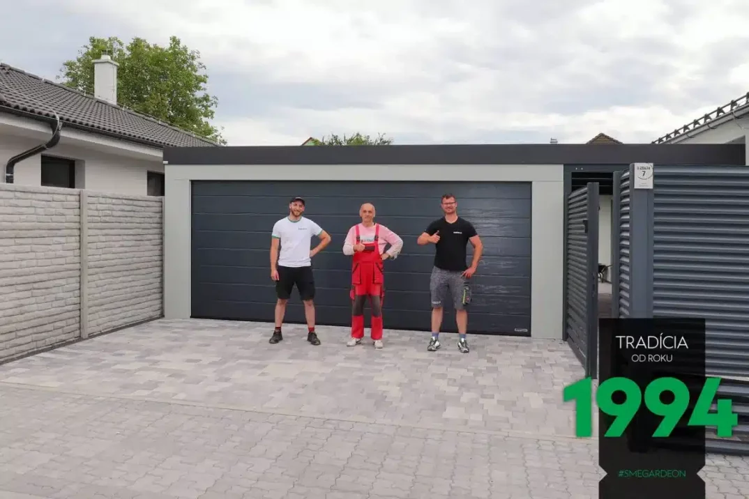 Spokojený zákazník s montážníky před dvojgaráží