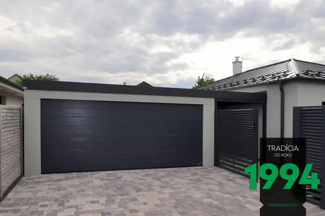 Dvojgaráž s přístřeškem.