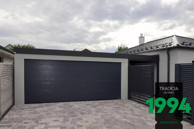 Dvojgaráž s přístřeškem.