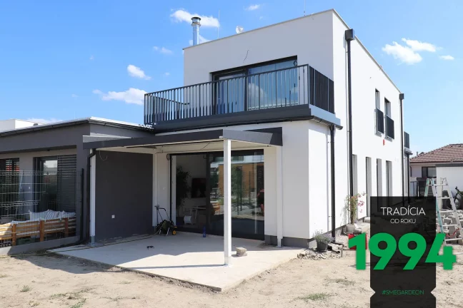 Osazená pergola na terase domu