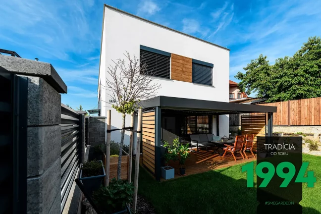 Posezení pod pergolou na zahradě u domu