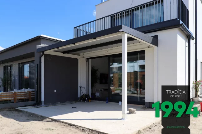 Osazená pergola s bílými nosníky