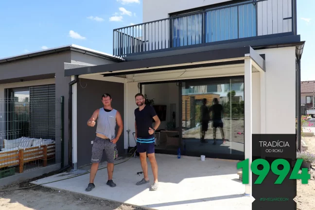 Montážník se zákazníkem pod pergolou