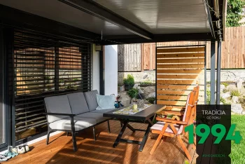 Posezení pod pergolou s výplněmi po bocích