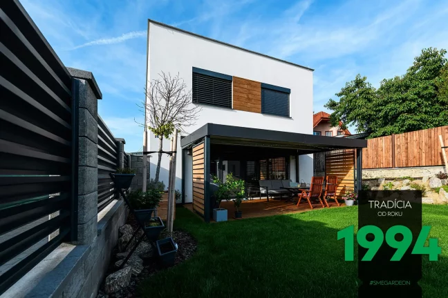 Pergola s dřevěnými výplněmi spolu s posezením