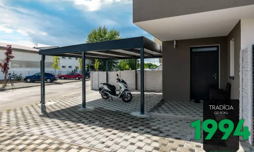 Motorka zaparkovaná pod přístřeškem GARDEON.