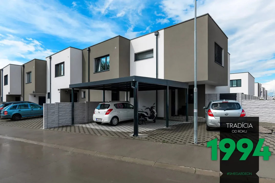 Zaparkované auto s motorkou pod přístřeškem GARDEON