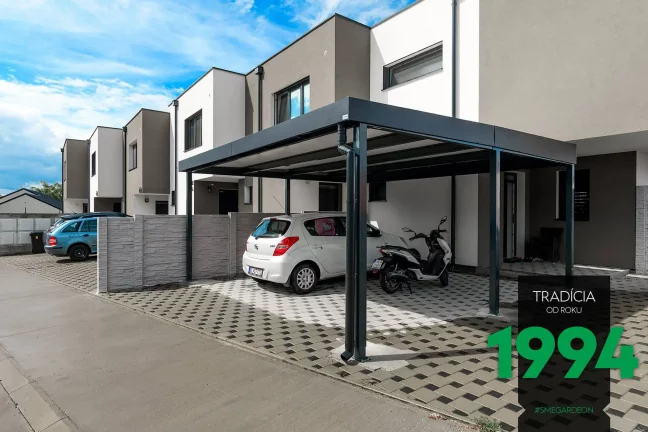 Zaparkované auto s motorkou pod přístřeškem GARDEON pro dvě auta