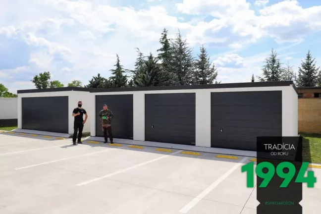 Spokojený zákazník s montážníkem při řadové garáži