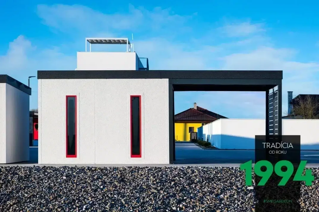 Zahradní domek s přístřeškem a dvěma červenými světlíky