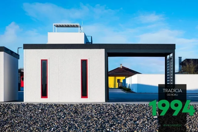 Zahradní domek s přístřeškem a dvěma červenými světlíky