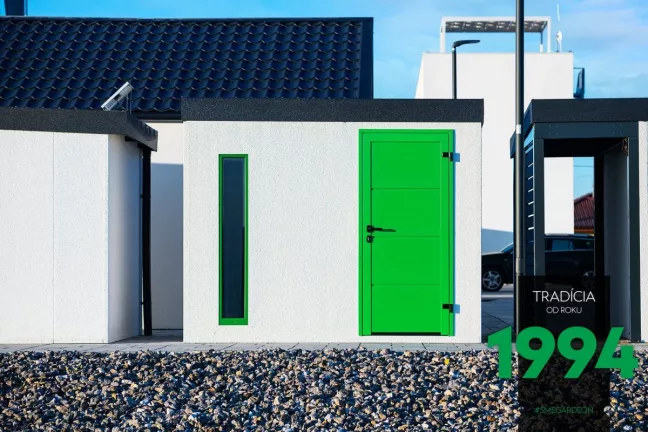 Zahradní domek se zelenými svěr a zeleným světlíkem