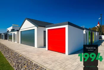 Garáž pro jedno auto s červenou bránou