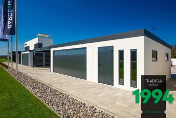 Atypická garáž s přístřeškem