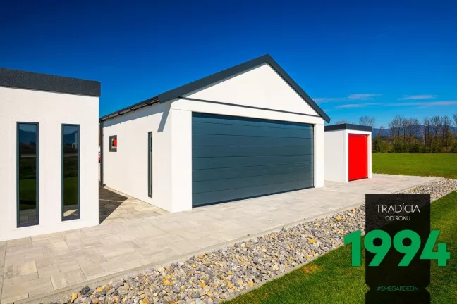 Garáž pro dvě auta se sedlovou střechou v bílé omítce