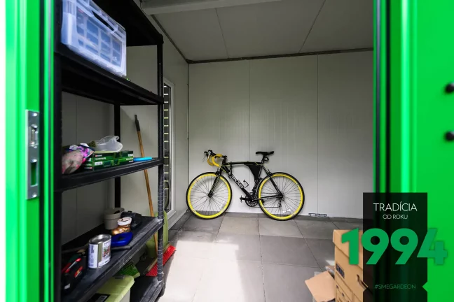 Odložený kolo v zahradním domku