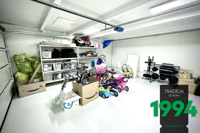 Police s kočárky a krabicemi uvnitř montované stavby