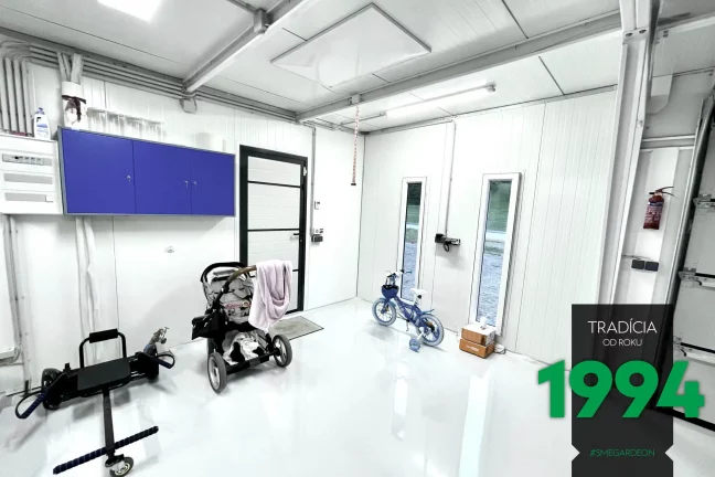 Dveře se dvěma bílými světlíky