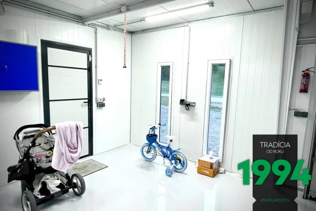 Montovaná garáž se dvěma světlíky.