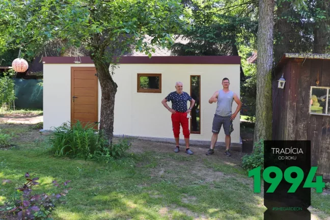 Spokojený zákazník s montážníkem před zahradním domkem