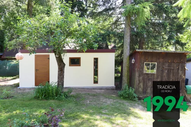 Zahradní domek u malé dřevěné chaloupce