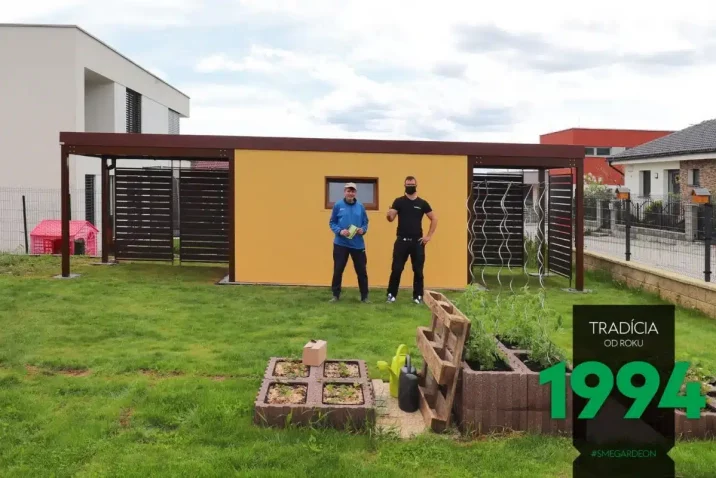 Spokojený zákazník s montážníkem před zahradním domkem