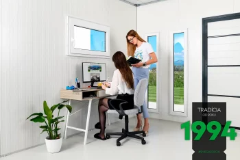 Stůl s počítačem v zahradním domku